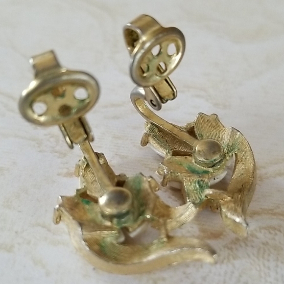 Vintage TRIFARI Milk Glass Clip On Earrings - Picture 6 of 8